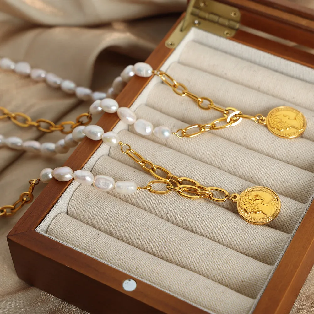 Gold Chain Splicing Pearl Necklace With Portrait Pendant