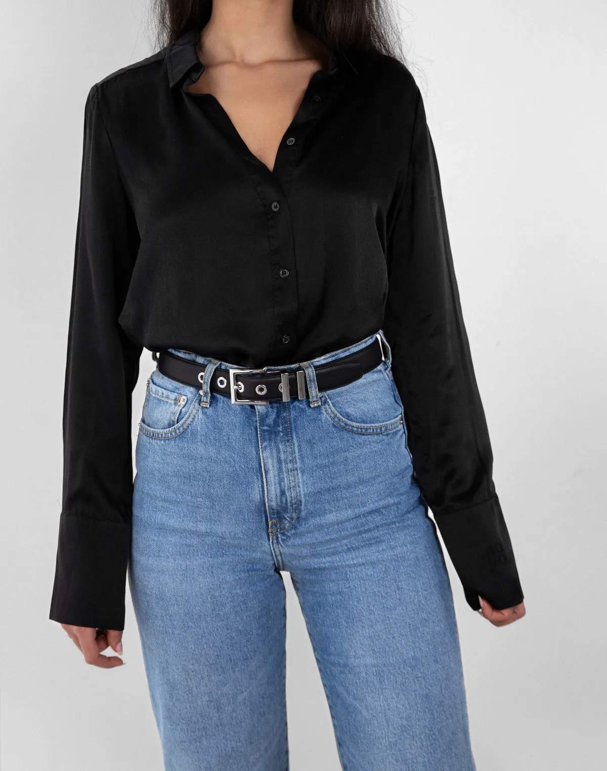 Laura silver buckle black leather eyelets belt